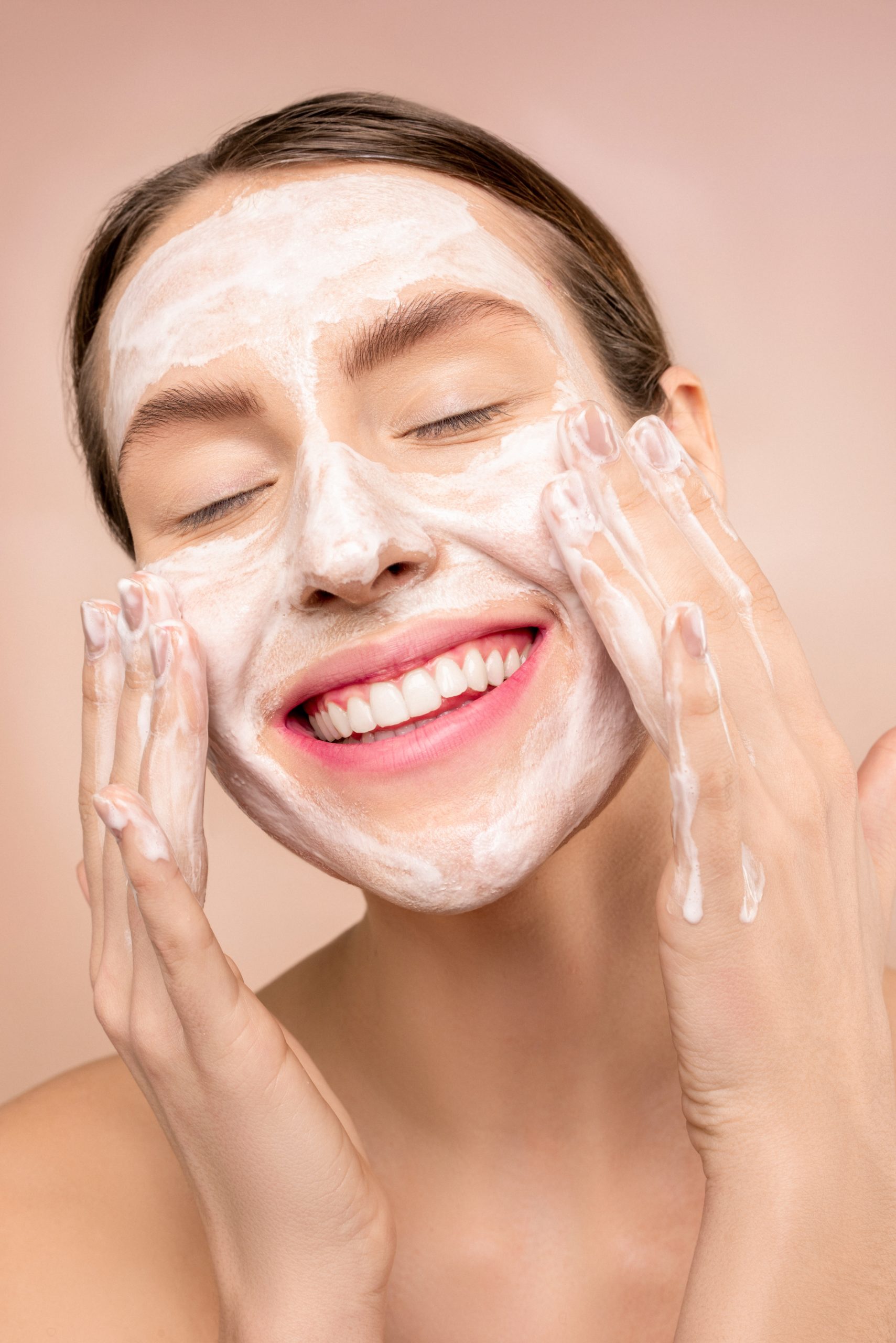 ESTELA BELLEZA. Cuidarse la piel. Foto de Shiny Diamond: https://www.pexels.com/es-es/foto/mujer-con-jabon-facial-blanco-en-la-cara-3762466/