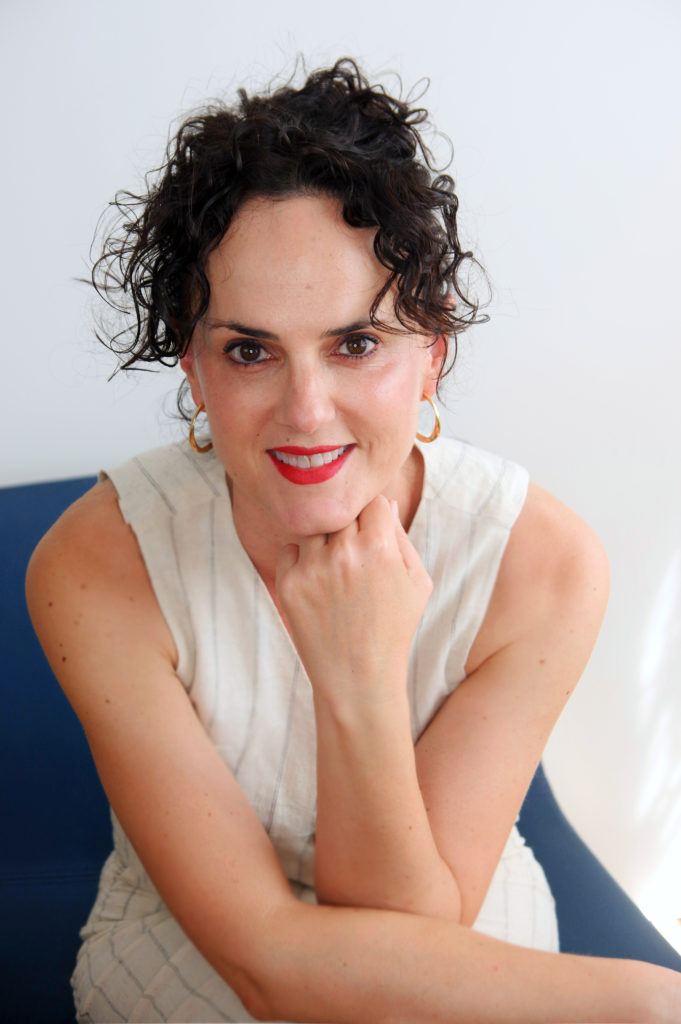 Centro de estética en Gijón - Estela Belleza María Estela de Abajo, directora de ESTELA Belleza habla de las rutinas cosméticas virales que pueden dañar tu pie.