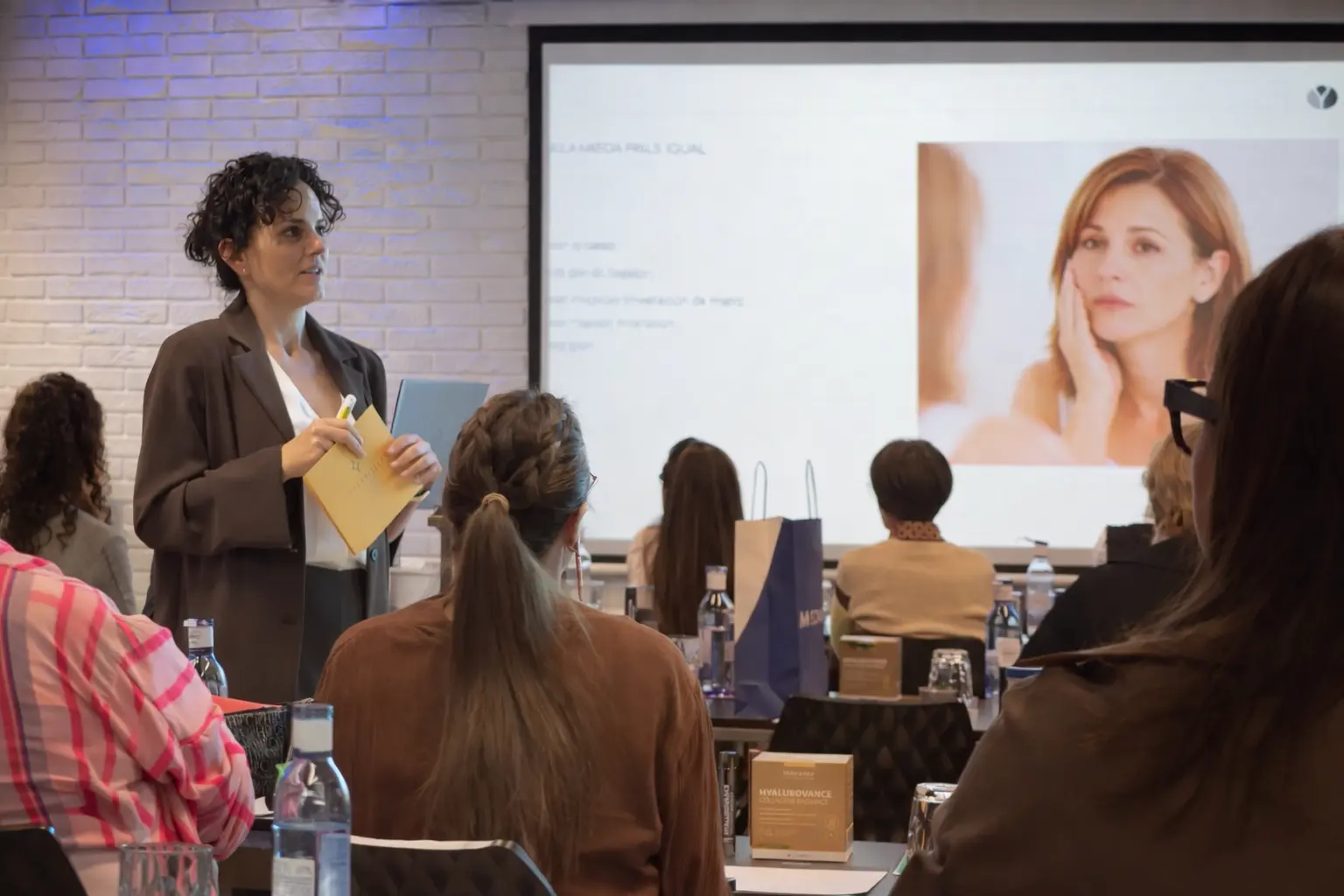 Formación profesional sobre fisiología del colágeno en estética, con Estela de Abajo, directora de ESTELA Belleza explicando la estructura y el envejecimiento de la piel ante un grupo de profesionales.